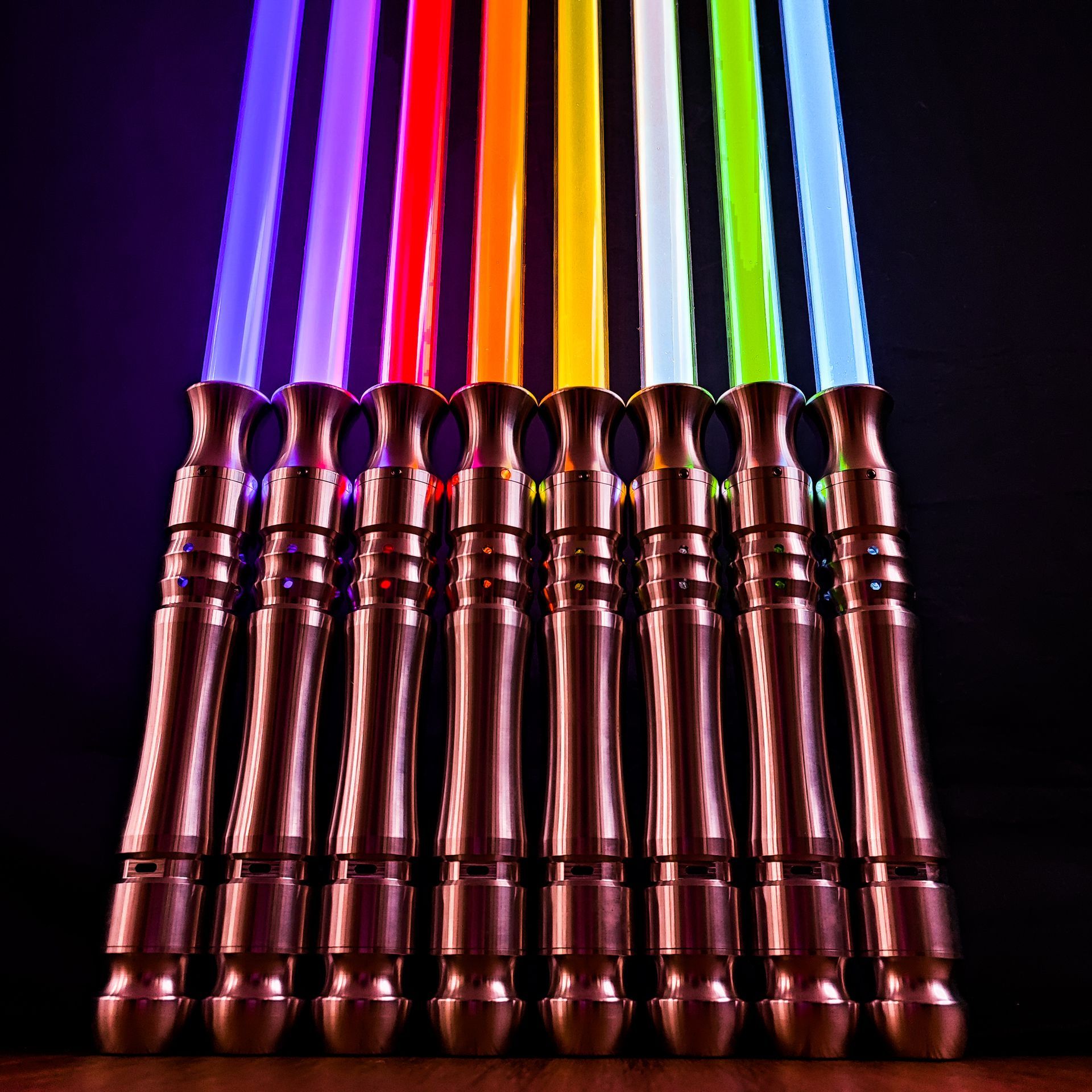 Nueve sables de luz con hojas de diferentes colores: azul, morado, rojo, naranja, amarillo, blanco, verde y azul.