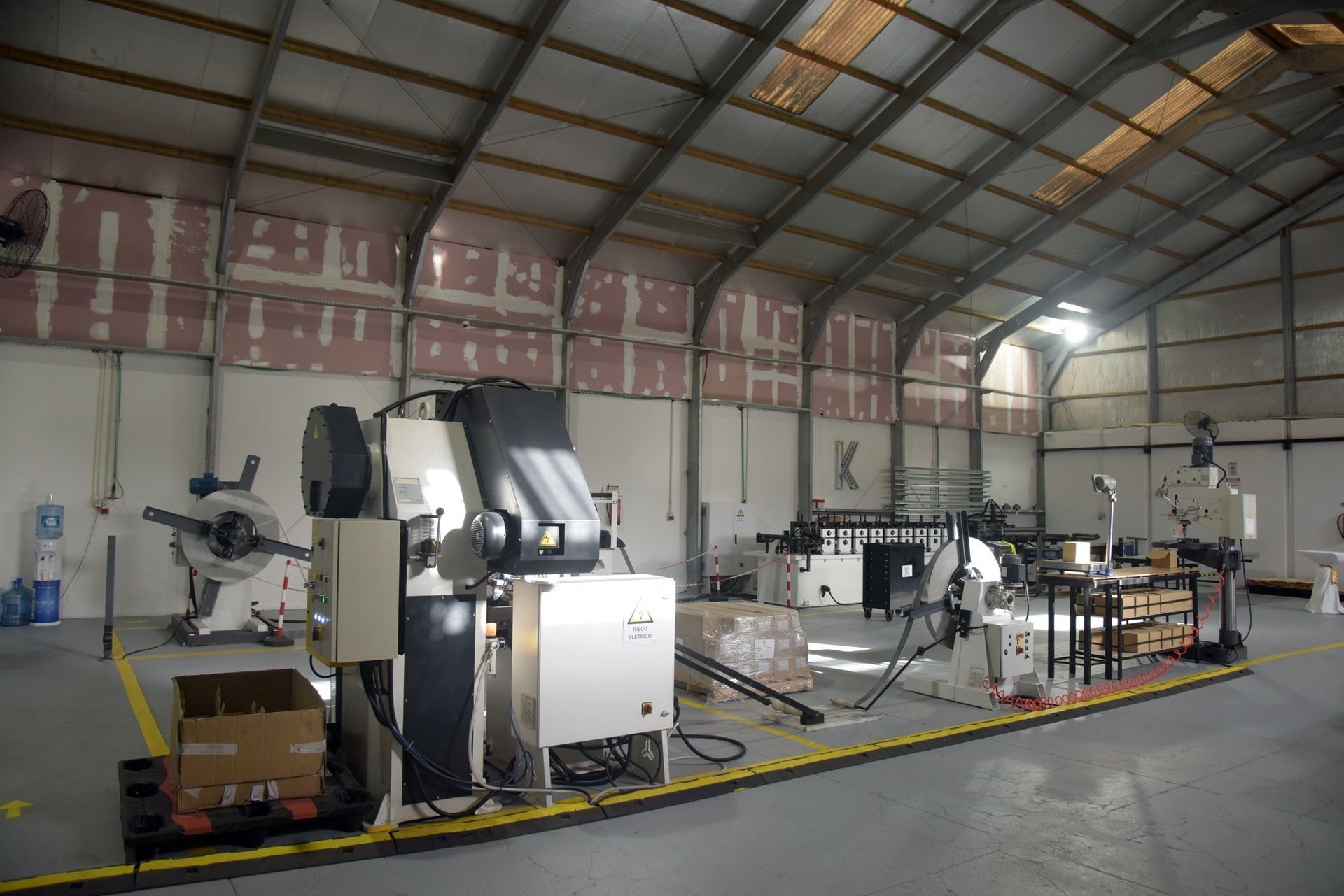 Uma foto em preto e branco de um homem segurando uma furadeira