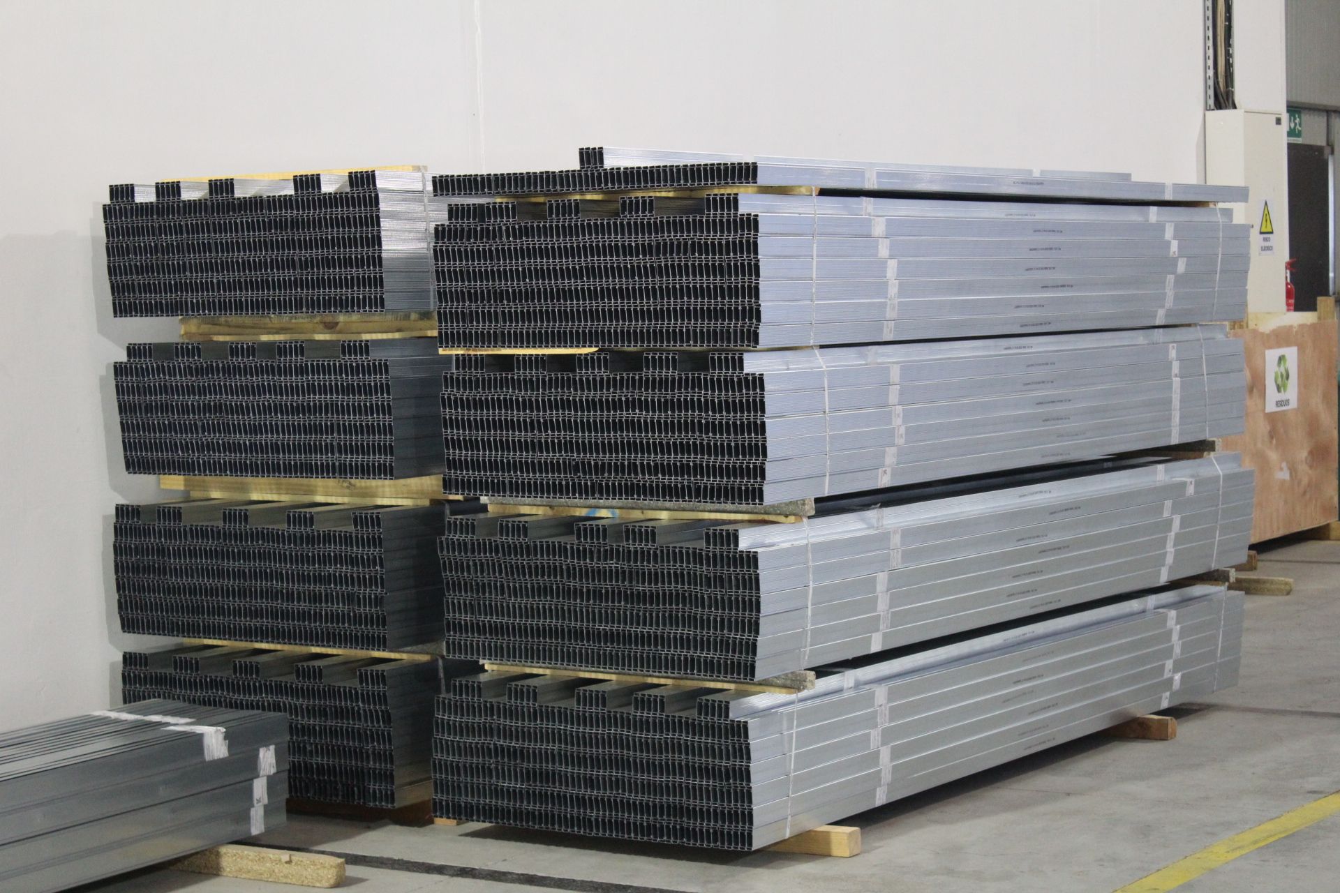 Uma foto em preto e branco de um homem segurando uma furadeira