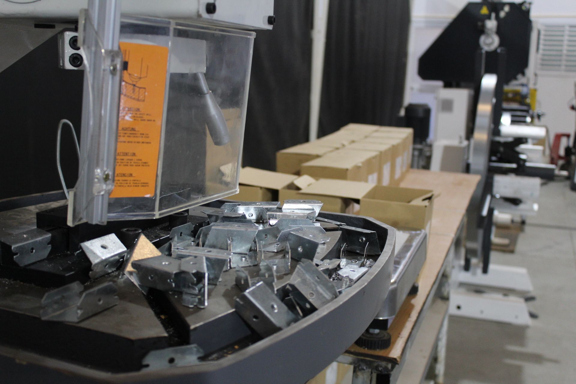 Um homem está usando uma lixadeira para lixar o teto de uma sala.