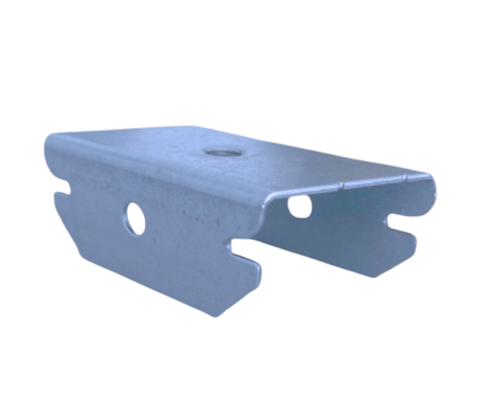 Suporte de metal prateado com topo retangular e laterais ranhuradas. Possui um furo central e um furo lateral.