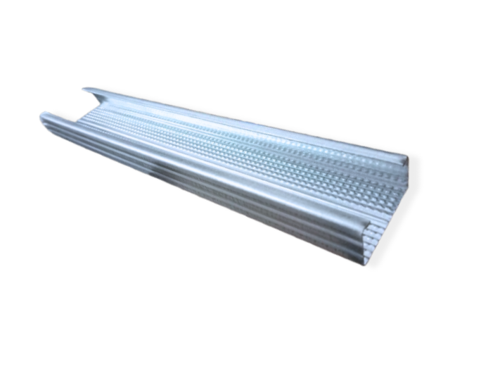 Calha longa de metal prateado com orifícios perfurados, isolada em fundo branco.