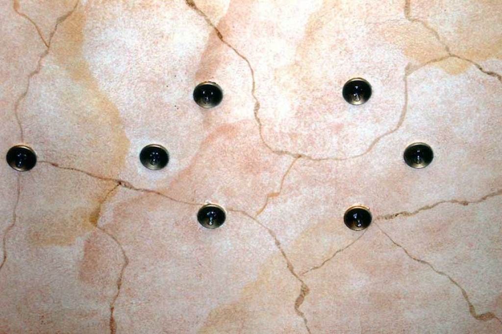 Lichtspots unter einer marmorierten Decke