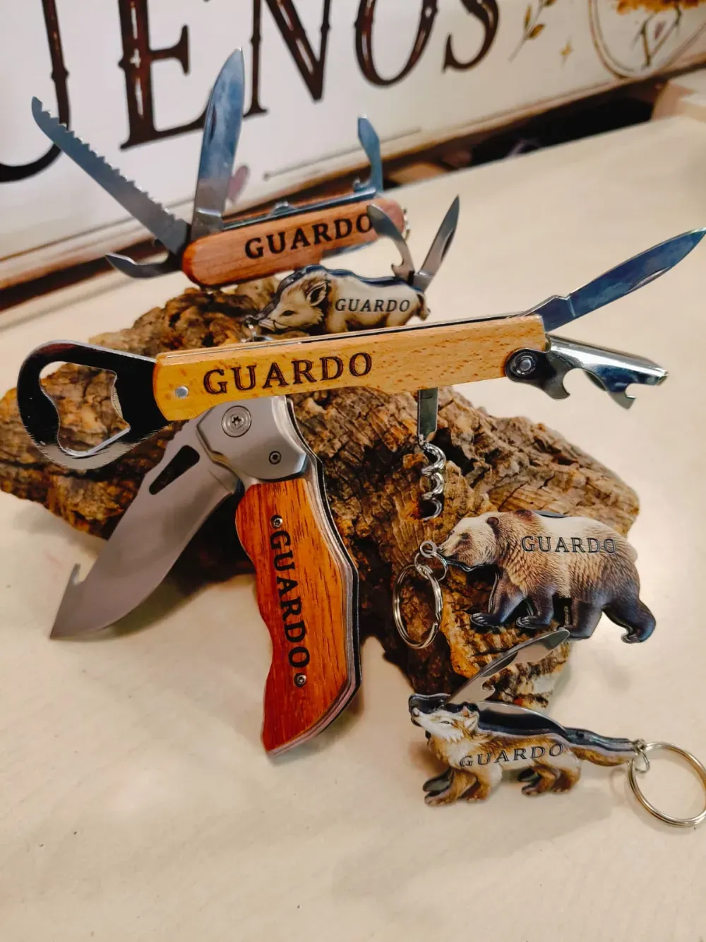 Lagartijas decorativas hechas con conchas y cucharas, con mangos de colores que llevan la inscripción «GUARDO», sobre una mesa.