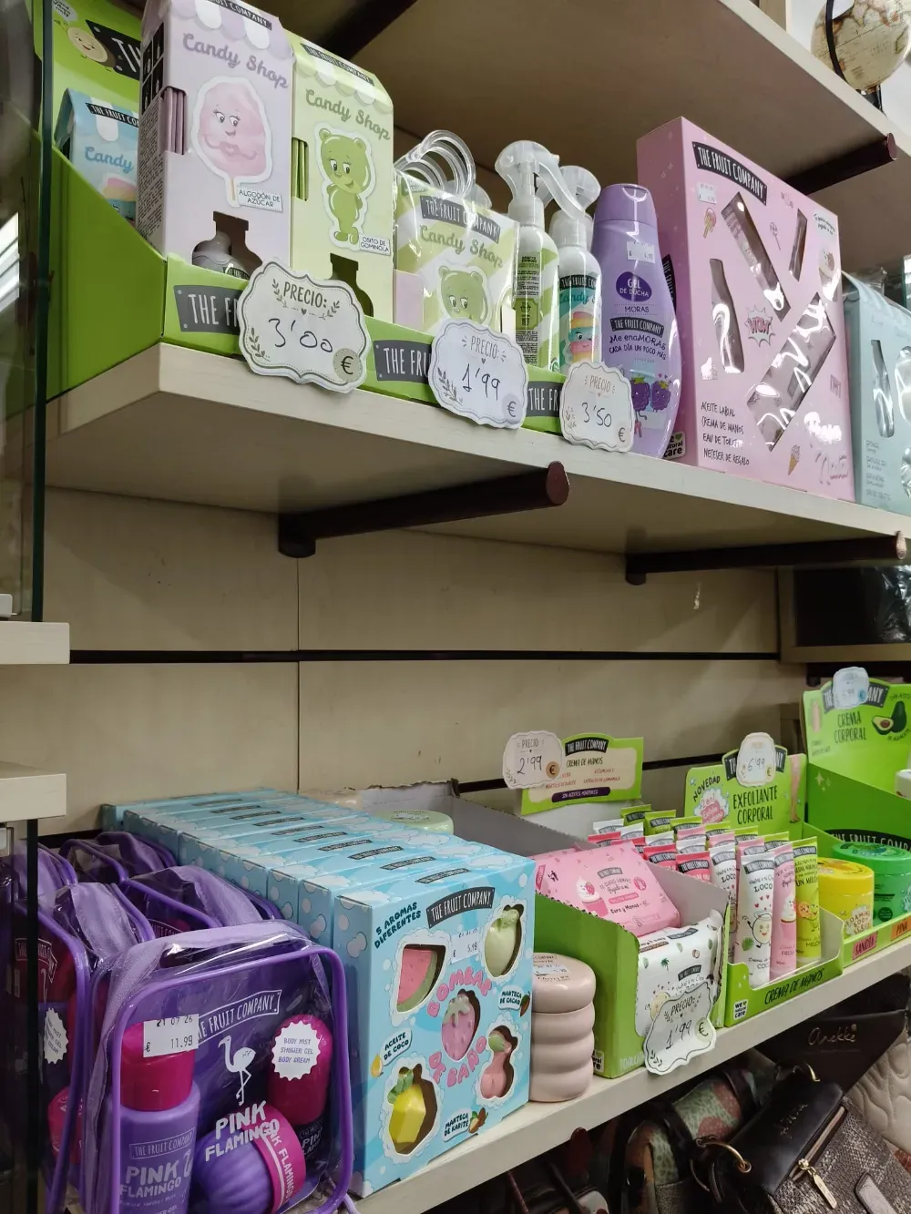 Estante de tienda con una variedad de sets de belleza y regalo de colores vivos, en cajas y frascos