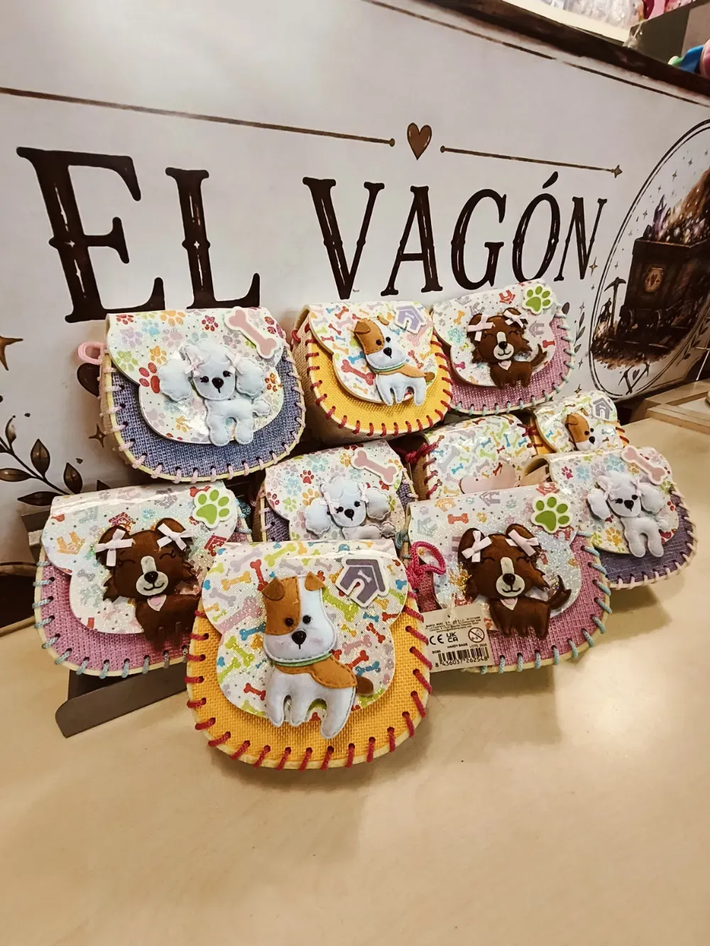 Galletas decoradas de colores colocadas delante de un letrero de «El Vagón»