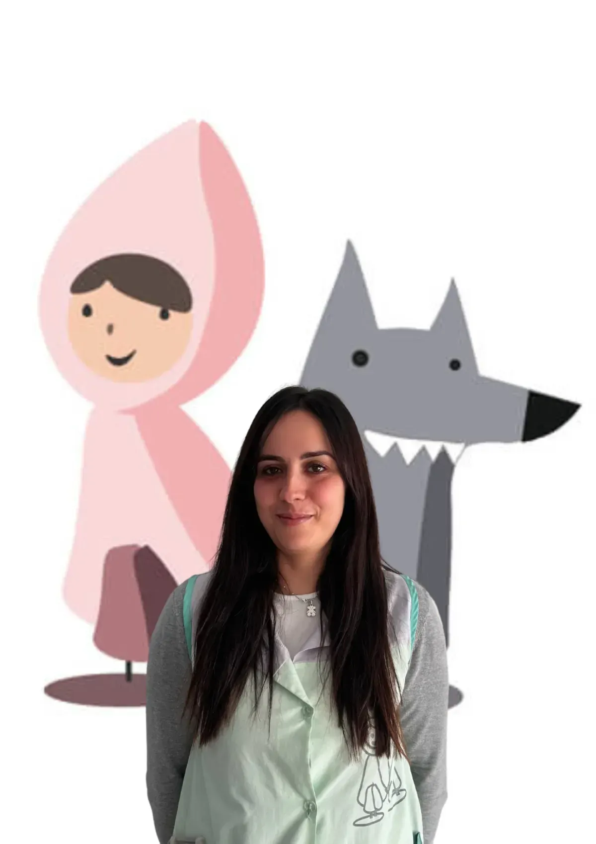 Mujer frente a una ilustración de Caperucita Roja y un lobo. Lleva una camiseta con dibujos similares.