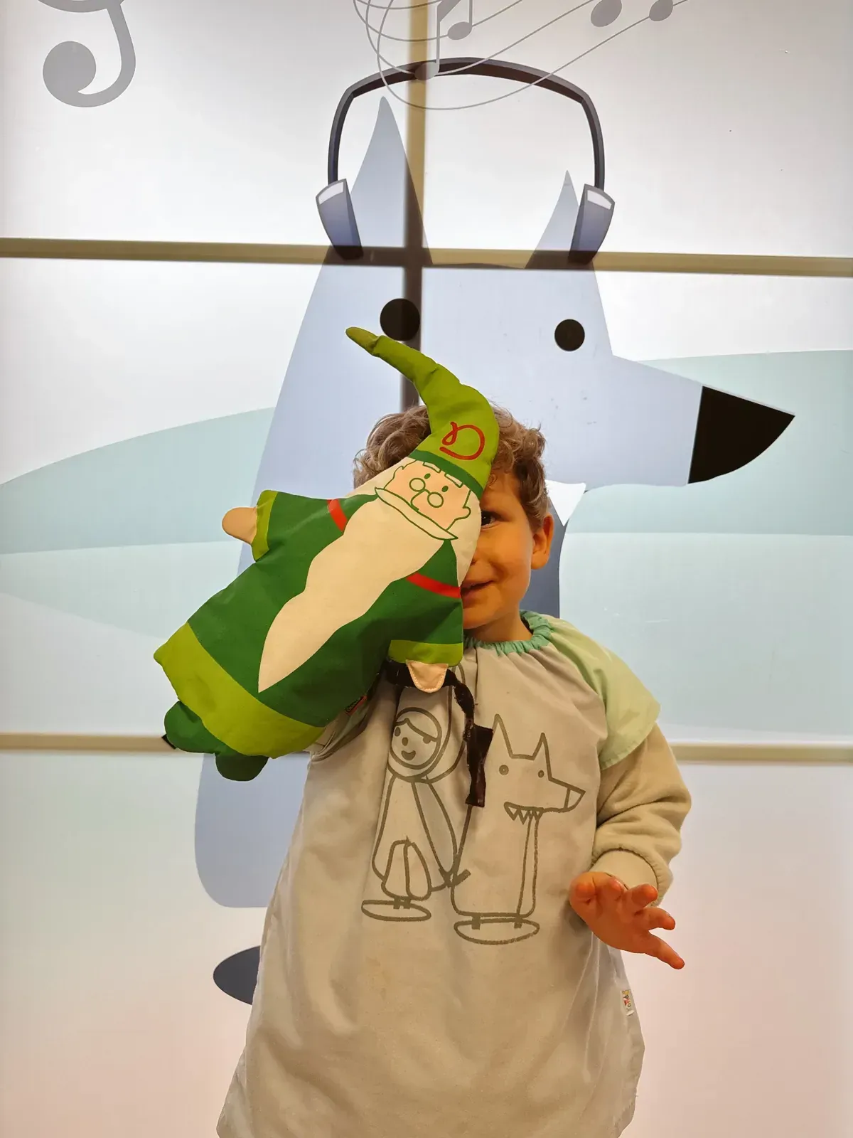 Un edificio con azulejos de colores y un arco iris en el cielo.