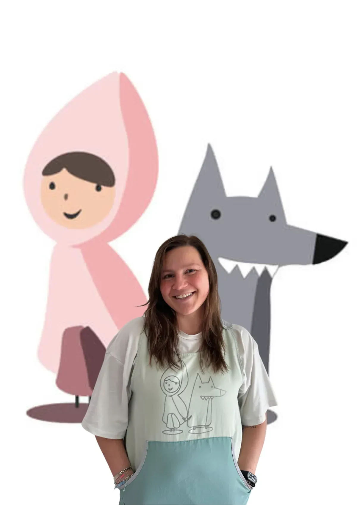 Mujer frente a recortes de Caperucita Roja y un lobo, con un delantal de Caperucita Roja.