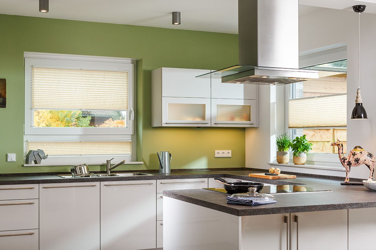 küchezeile mit grüner wand