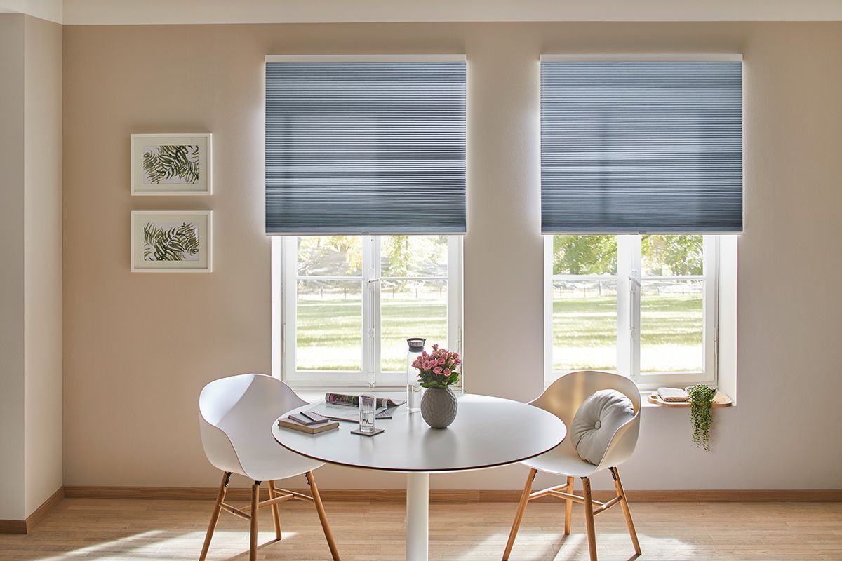 dekoschale vor hölzernem schrank