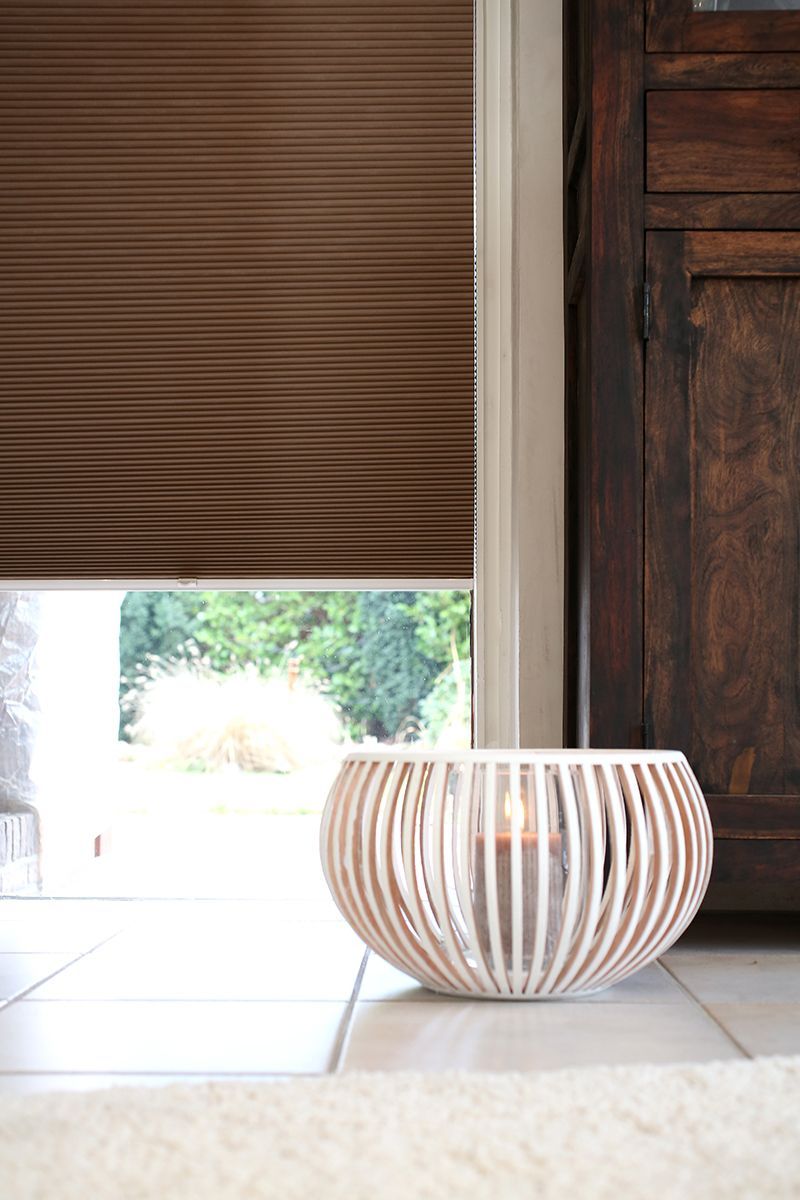 dekoschale vor hölzernem schrank