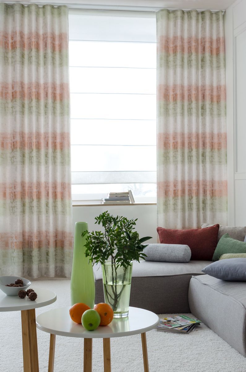 wohzimmer mit blumen und kissen