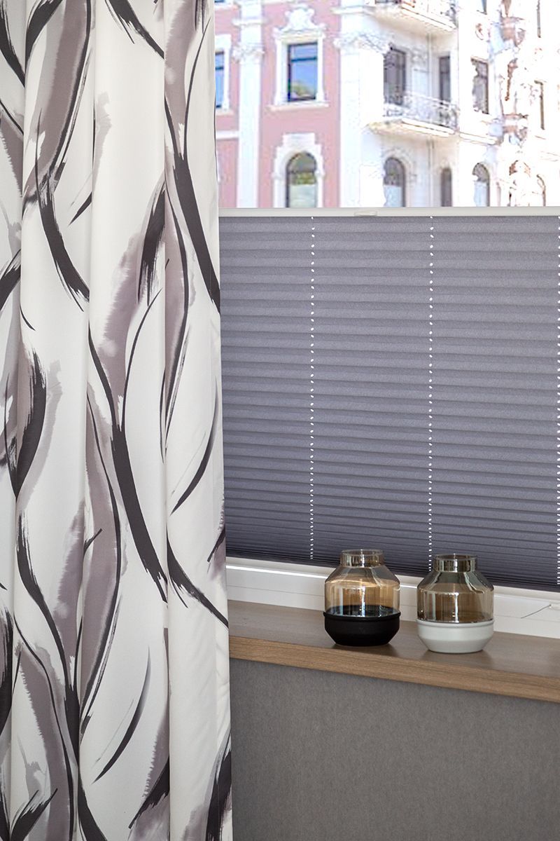 graue sonnenblende mit vorhang