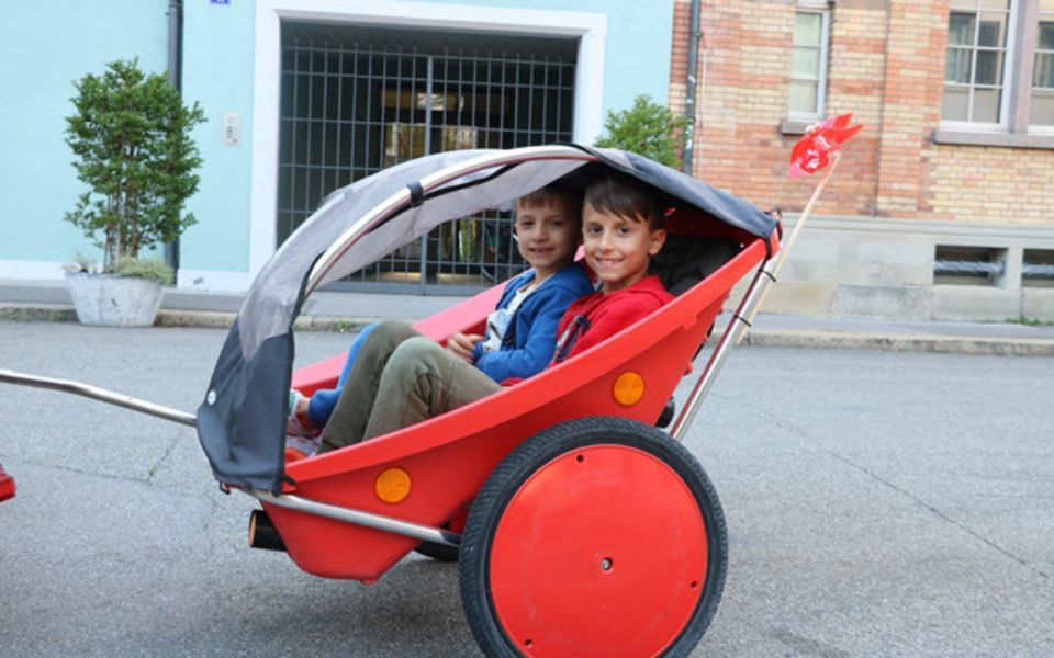 Zwei Kinder im Anhänger, Swiss Erlebnistouren GmbH