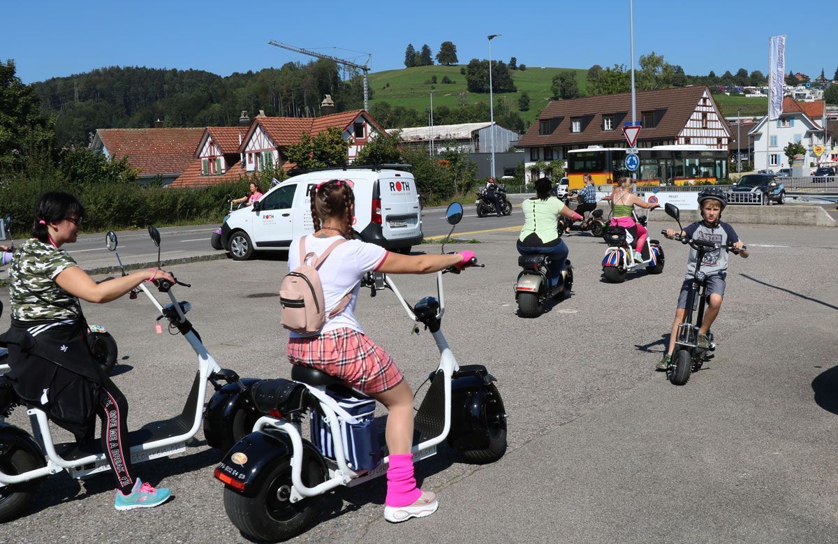 Personen auf Mopeds, Swiss Erlebnistouren GmbH