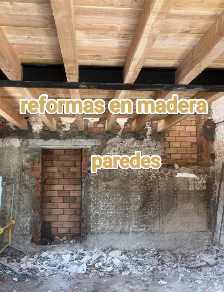 Muro de ladrillo parcialmente demolido bajo vigas de madera expuestas con el texto: “reformas en madera” y “paredes”