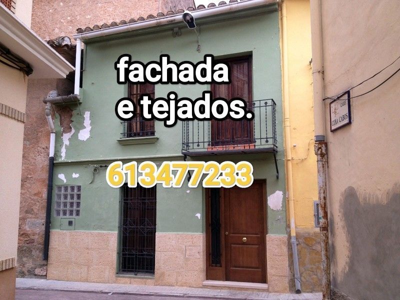 Fachada de casa de dos pisos con texto “fachada e tejados” y número 613477233.