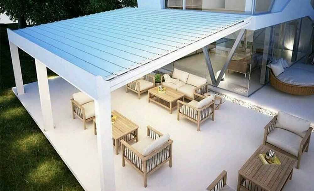 Eine Luftaufnahme einer Terrasse mit Möbeln unter einer Pergola.