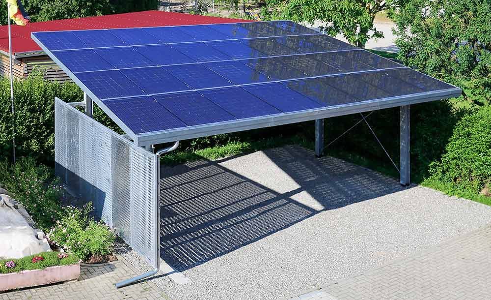 Ein Carport mit vielen Solarmodulen darauf