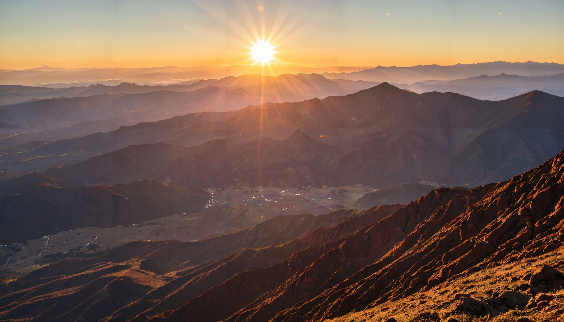 Montagnes avec coucher de soleil à l'horizon