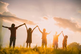 Enfants se tenant par la main