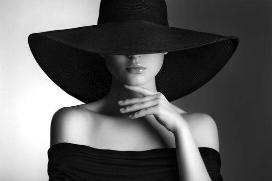 Femme avec un chapeau noir cachant les yeux