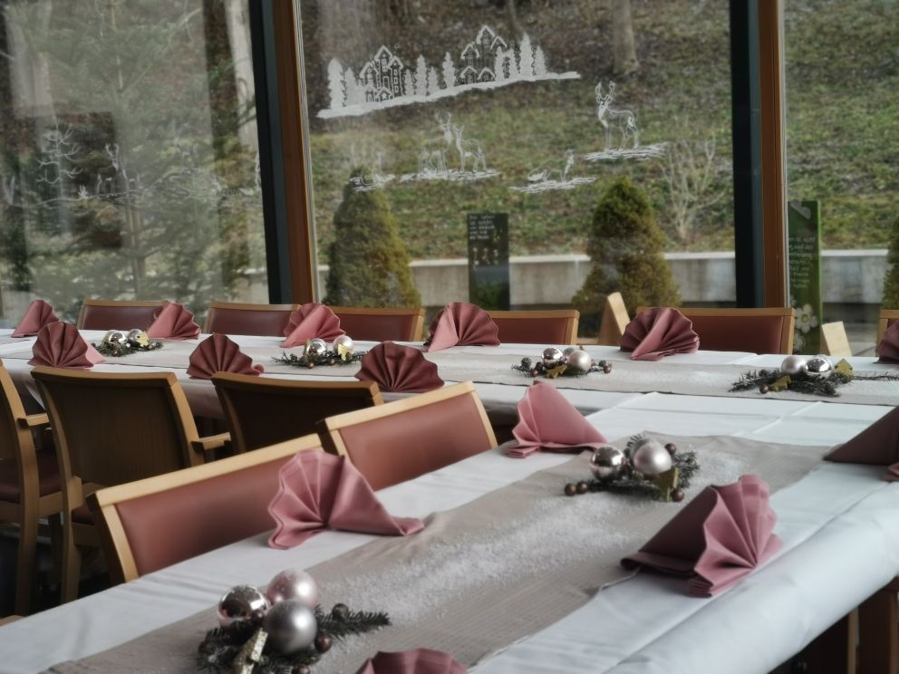 Ein Restaurant mit Tischen und Stühlen für eine Party