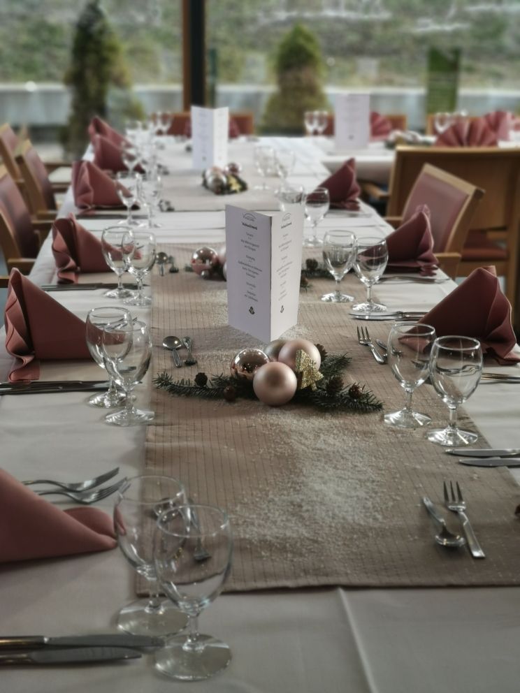 Ein langer Tisch mit einer Speisekarte darauf