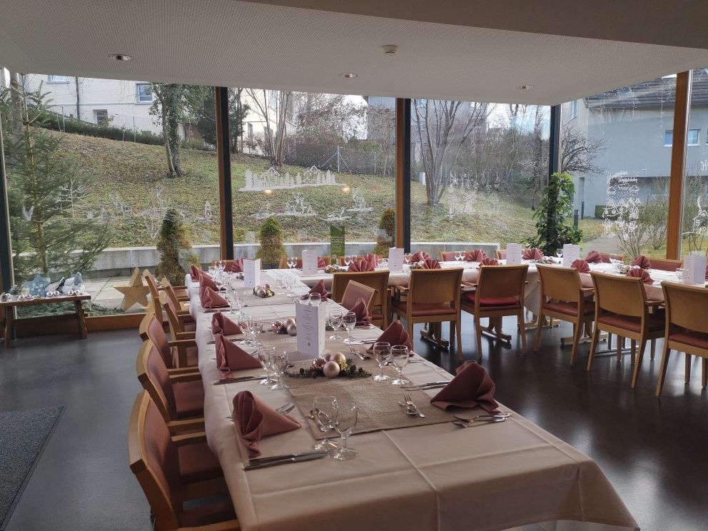 Ein Restaurant mit Tischen und Stühlen und einem großen Fenster