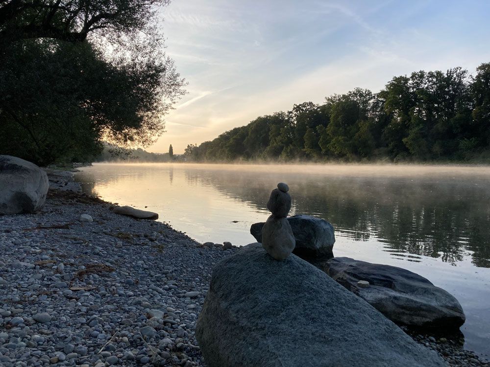 Am Ufer eines Flusses liegt ein Felsen.