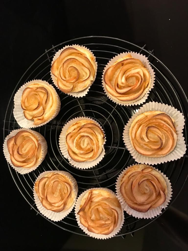 Ein Haufen Cupcakes auf einem Kuchengitter zum Abkühlen.