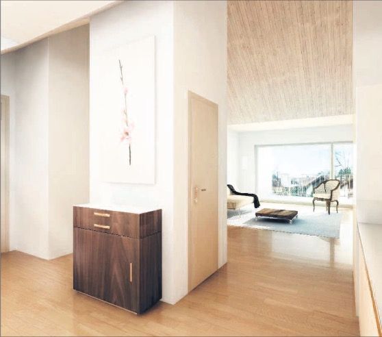 Ein Flur mit einer Kommode und einem Bild an der Wand