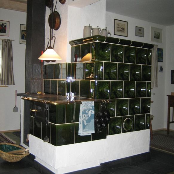 Dunkler Kachelofen