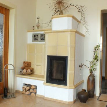 Cremfarbener Schieferofen