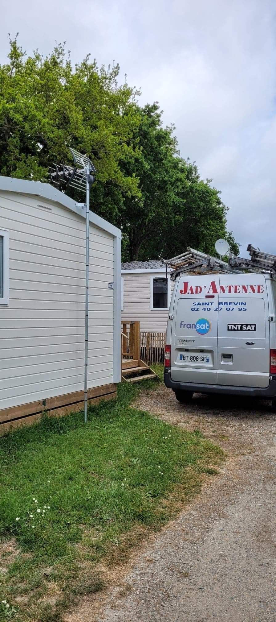 Camion de l'entreprise à côté d'un mobil-home