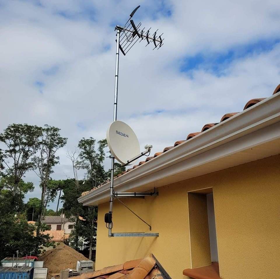 Antenne et parabole sur maison jaune