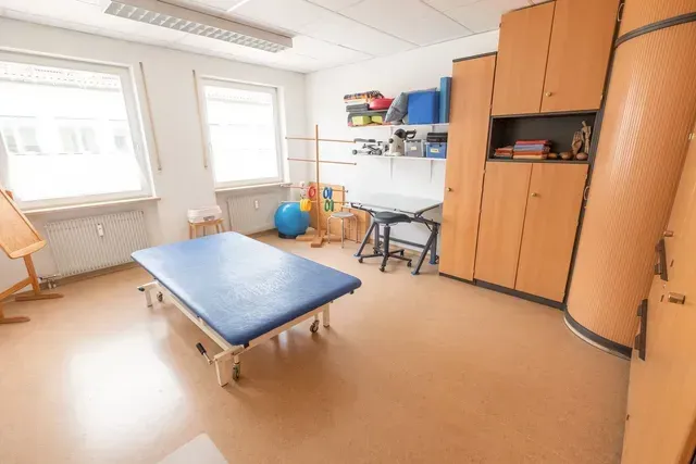 Behandlungsraum mit Liege