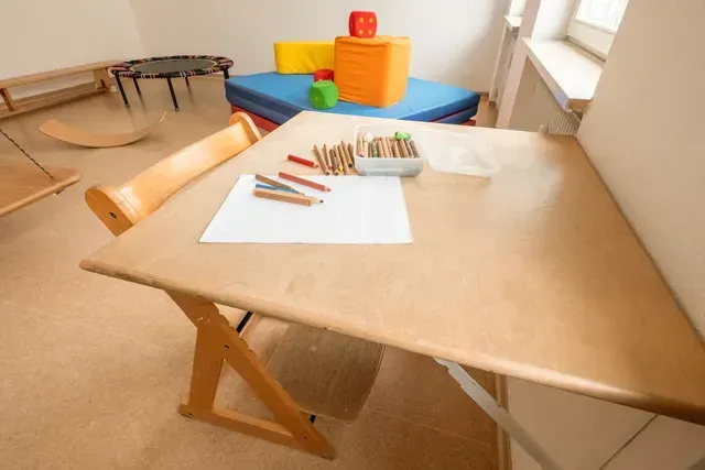 Schreibtisch mit Stuften für Kinder