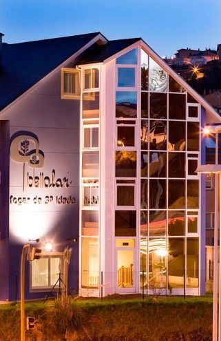 Un edificio con un cartel que dice escolar.