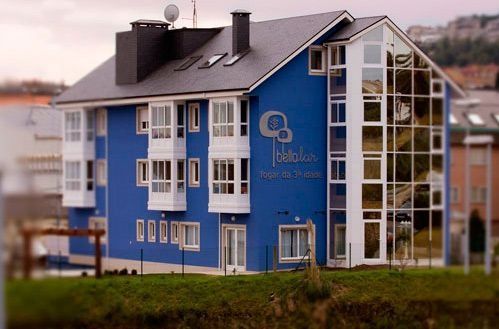 Un edificio azul con la palabra idealia en él