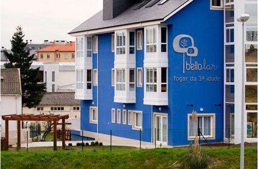 Un edificio azul con un cartel que dice