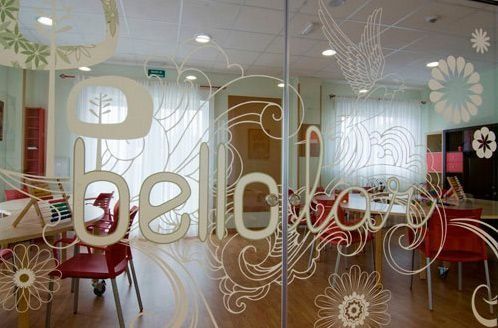 Una habitación con una puerta de vidrio con la palabra bella en ella.