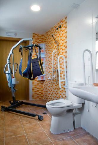 Un baño con inodoro, lavabo y ascensor.