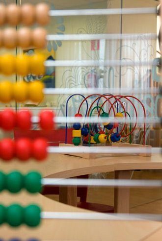 Un montón de cuentas de colores están alineadas sobre una mesa.