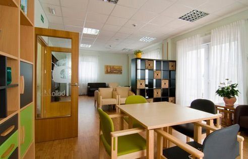 Una habitación con una mesa y sillas.