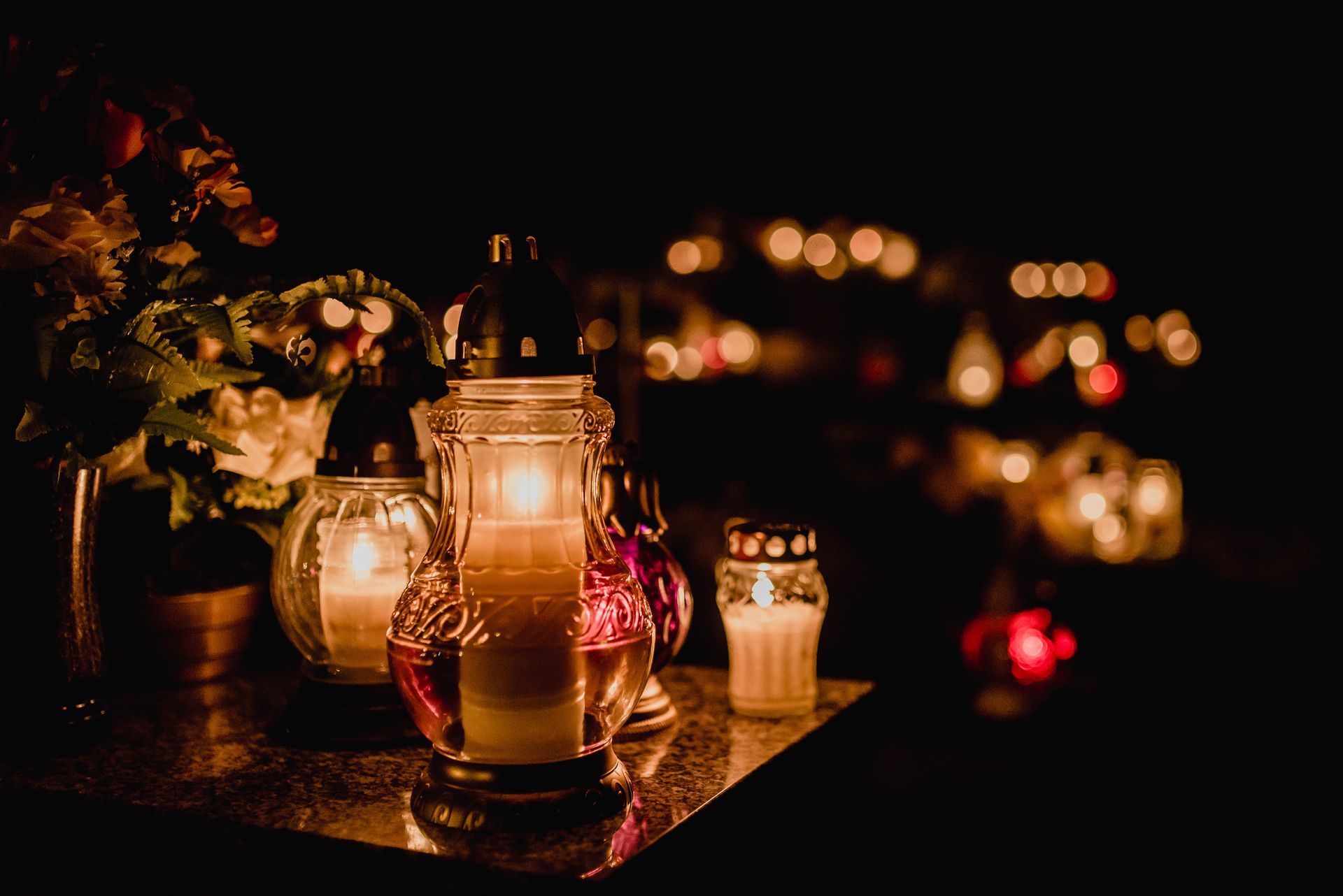 Des bougies éclairant le cimetière de nuit