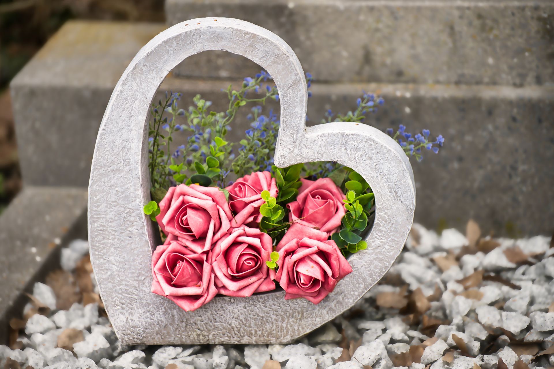 Plaque en cœur avec des fleurs
