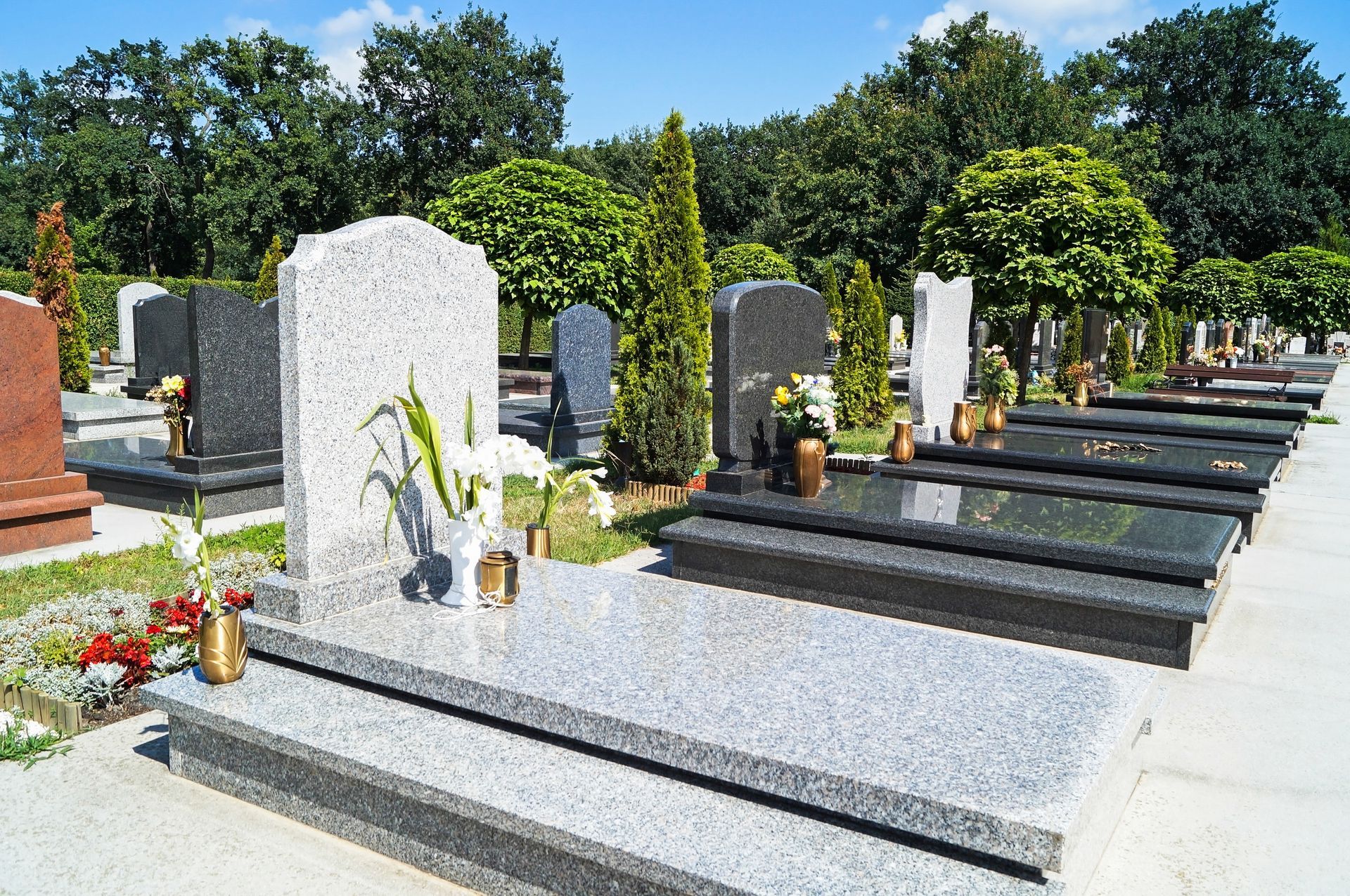 Tombes en marbres dans un cimetière
