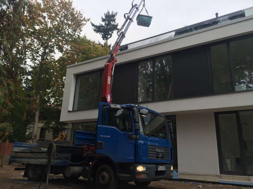 Baukran transportiert Erdmassen für den Gartenbau